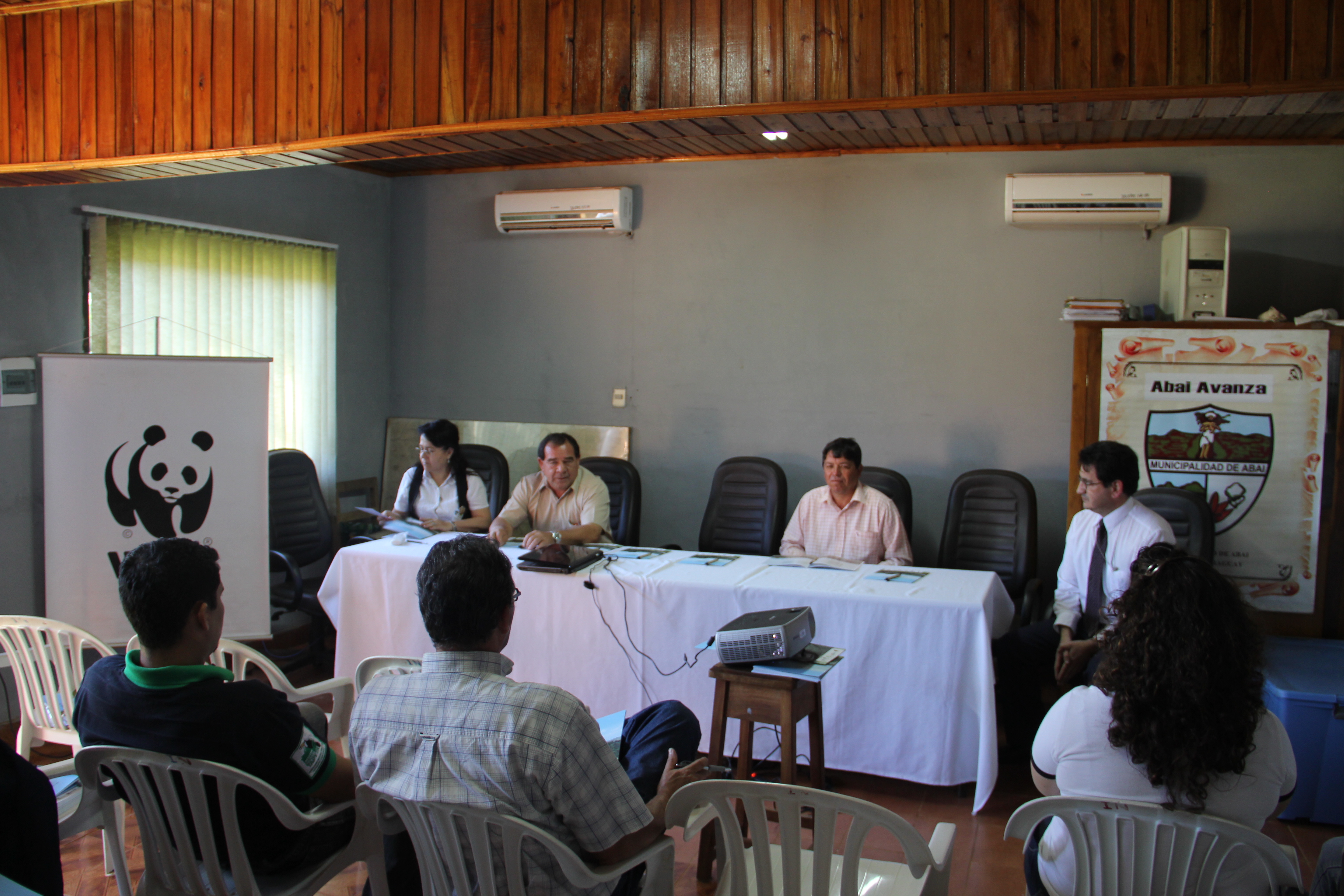 Consejales de la Municipalidad de Abaí justo al Intendente Don Alipio Acosta y el Ing. Daniel Aguadé Director de la Unidad Técnica Ambiental del Ministerio Público