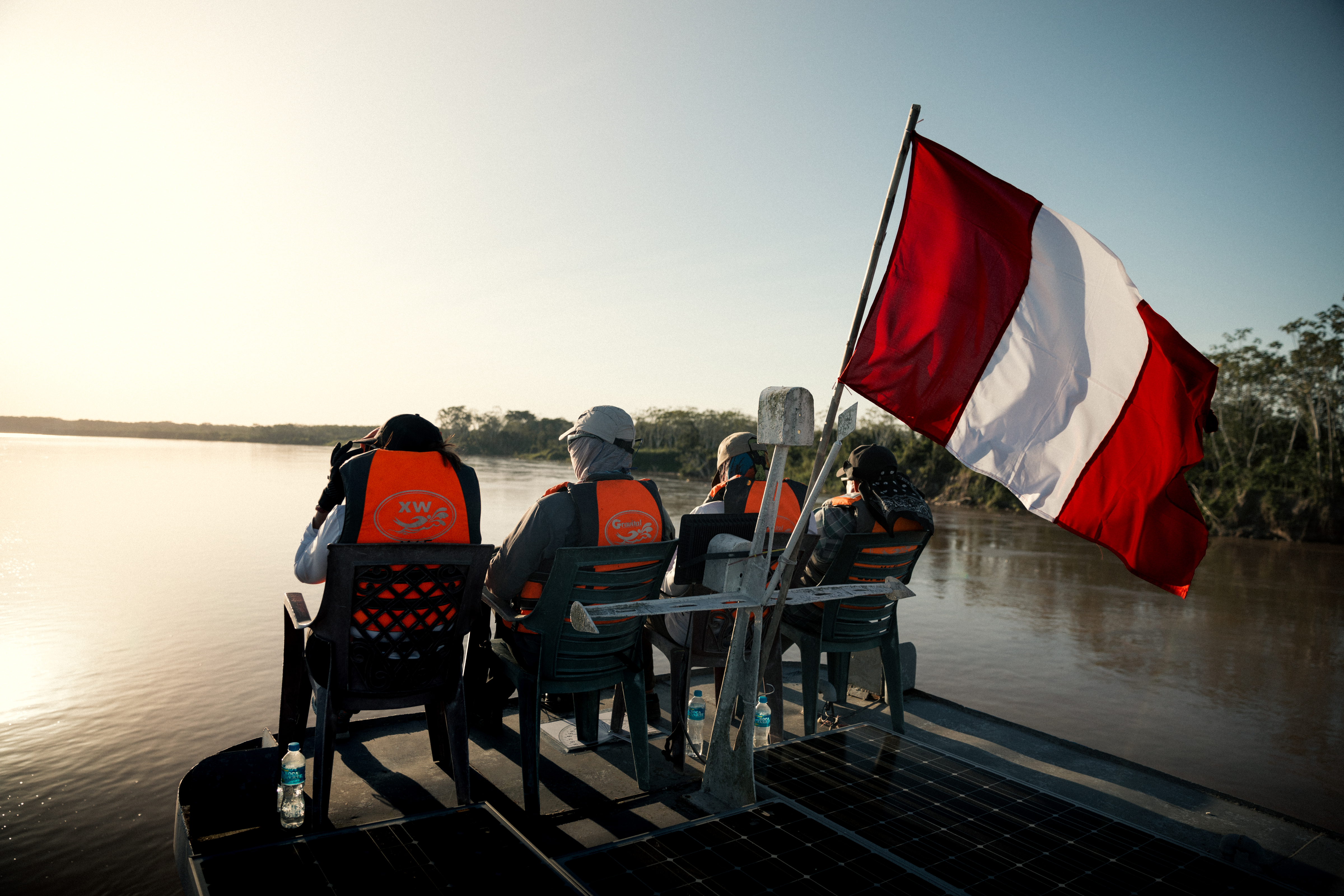 Personas viajando de forma sostenible por la naturaleza en Perú