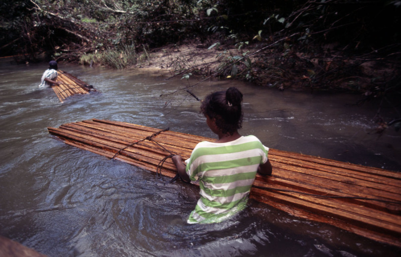 La pobreza es un factor de presión para el medio ambiente. Muchas comunidades dependen casi por completo de los recursos naturales.