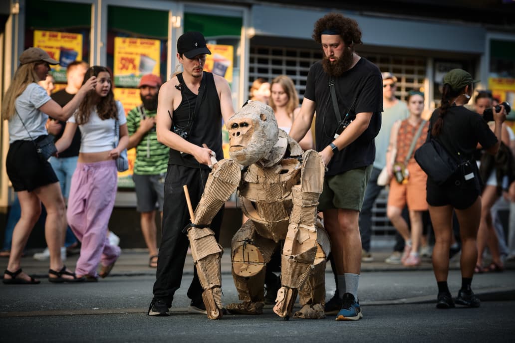 Sebastián Flores, The Herds y las marionetas: Cuando el arte mueve los hilos y cruza continentes contra el cambio climático